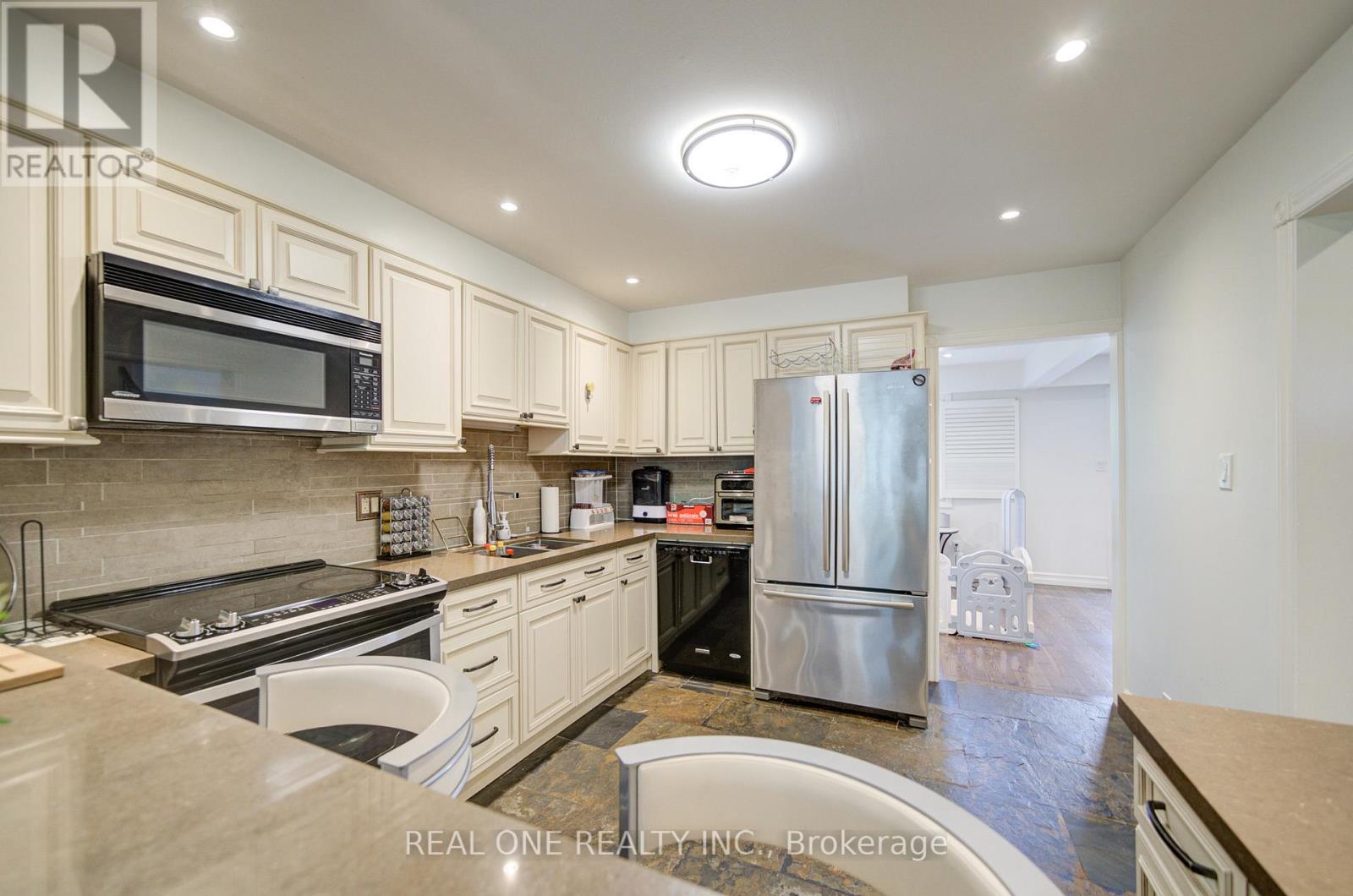 #30 1606 LANCASTER DRIVE - 12