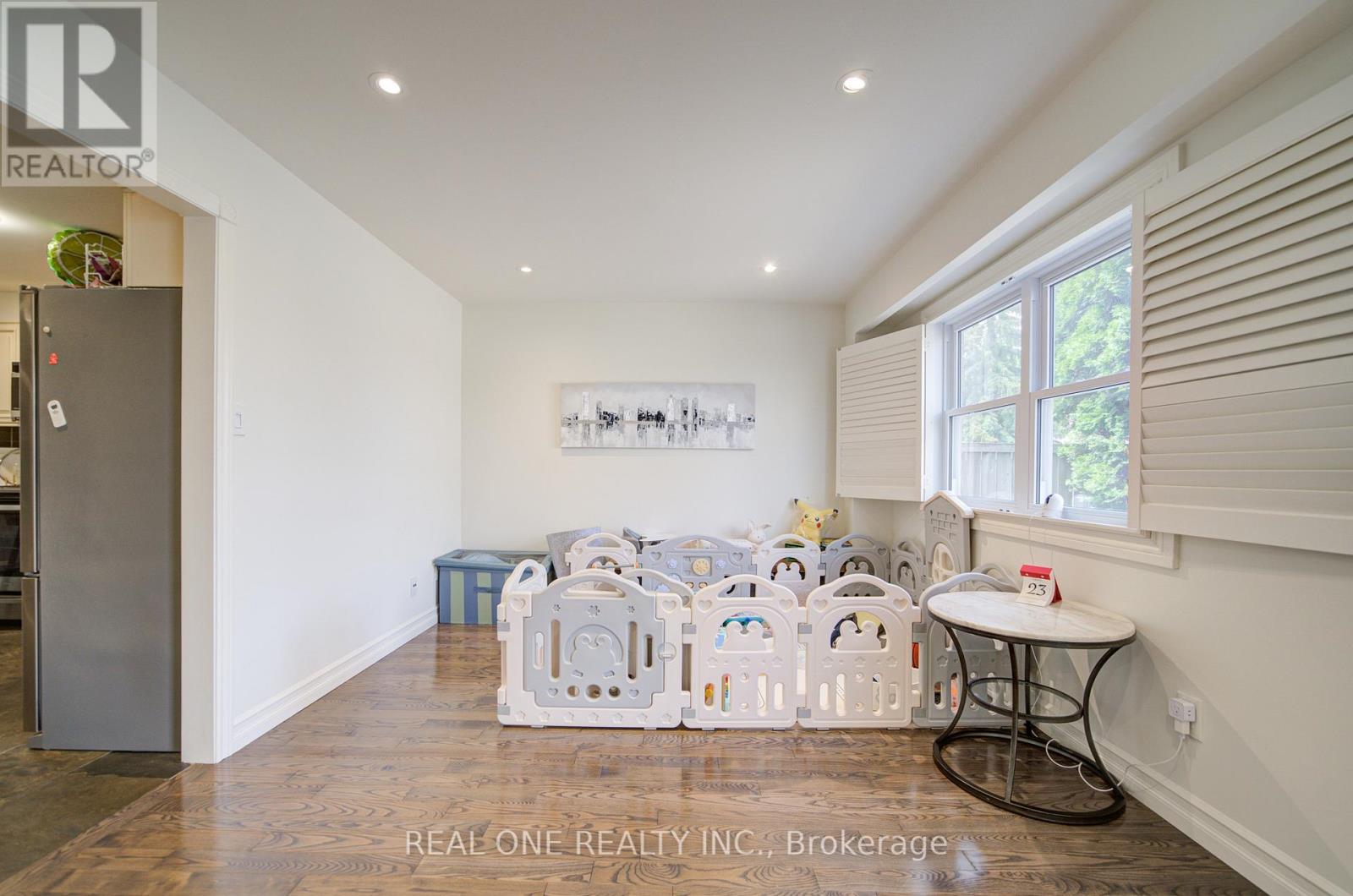 #30 1606 LANCASTER DRIVE - 21