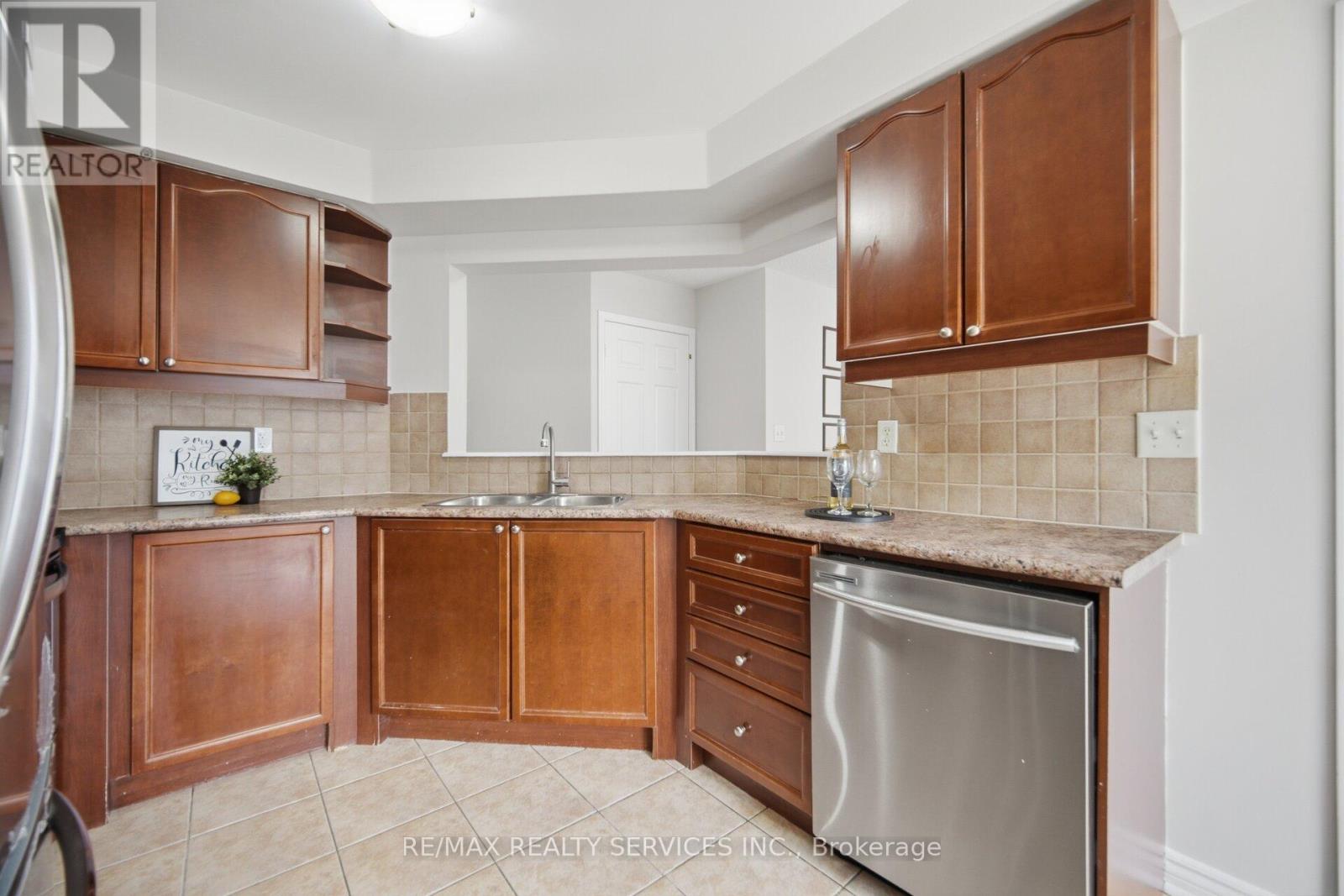 9 OLLIE AVENUE - 16