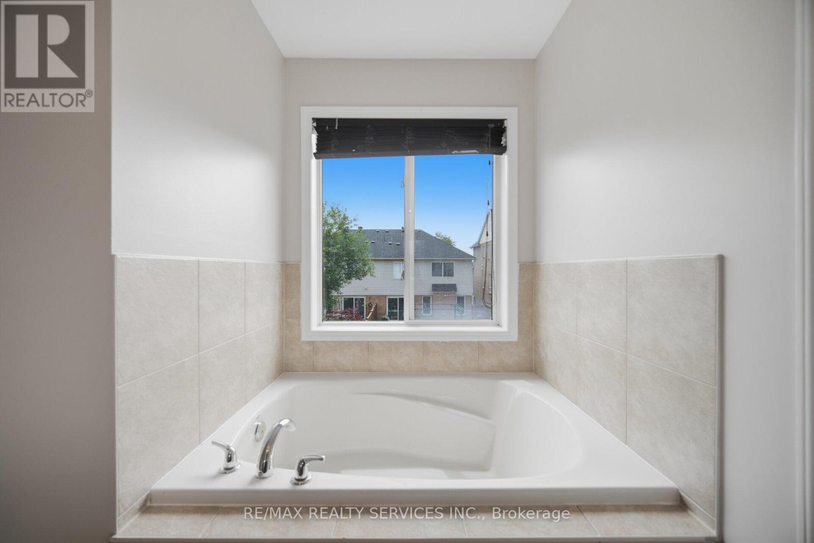 9 OLLIE AVENUE - 27