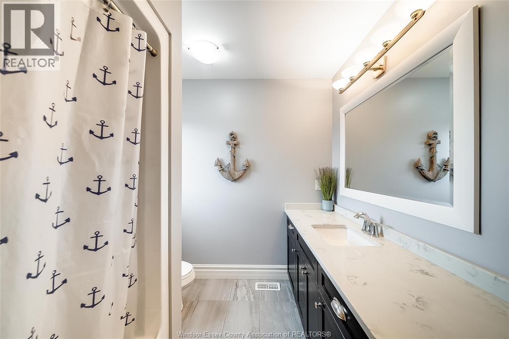 1096 CHARLOTTE CRESCENT - 33