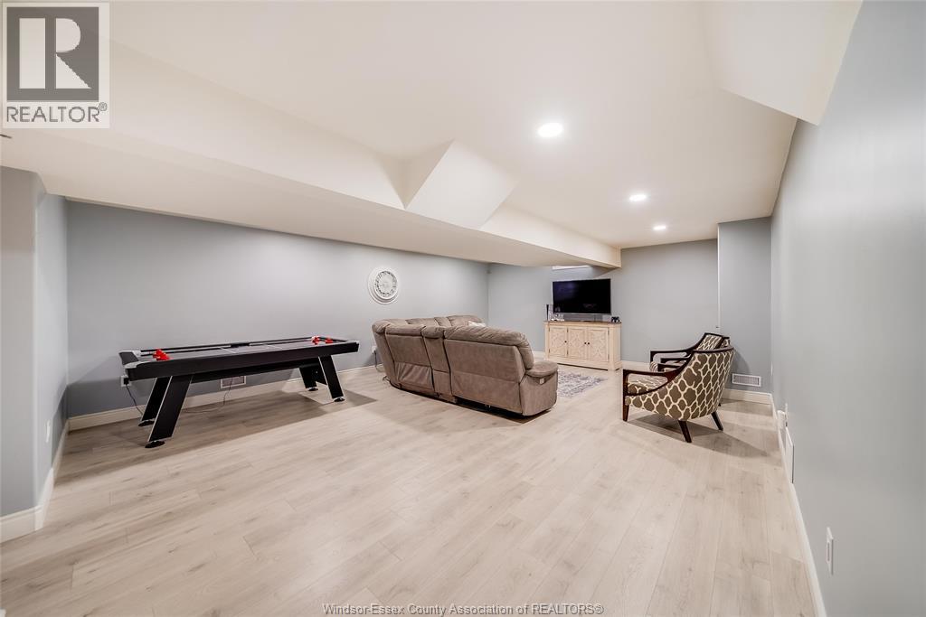 1096 CHARLOTTE CRESCENT - 34