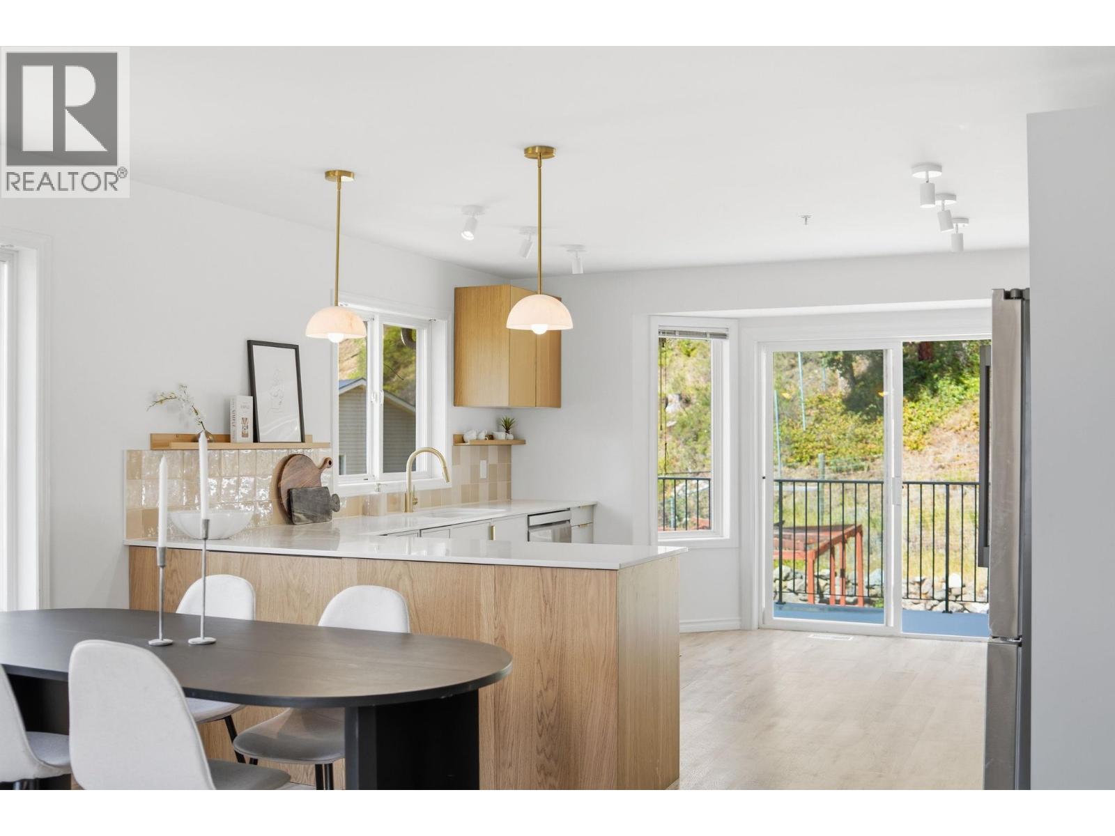 5817 Victoria Street - 12