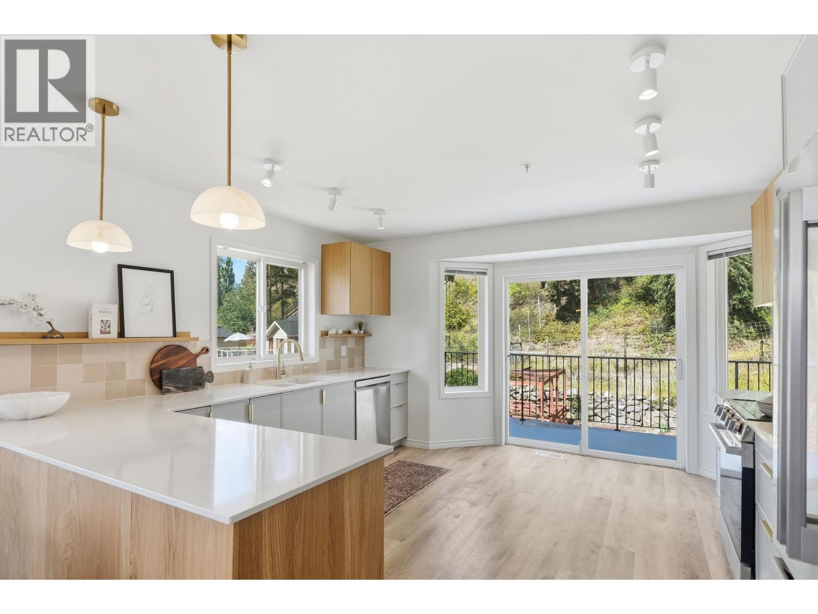 5817 Victoria Street - 13