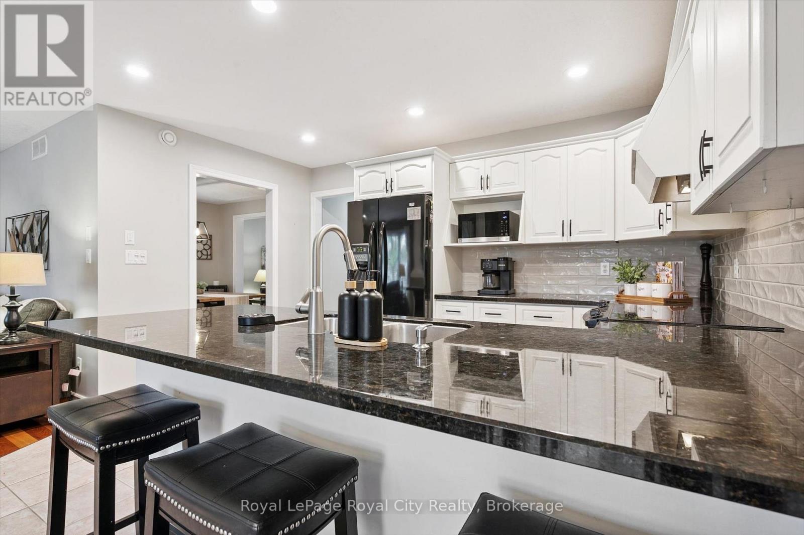 17 CARROLL CRESCENT - 14