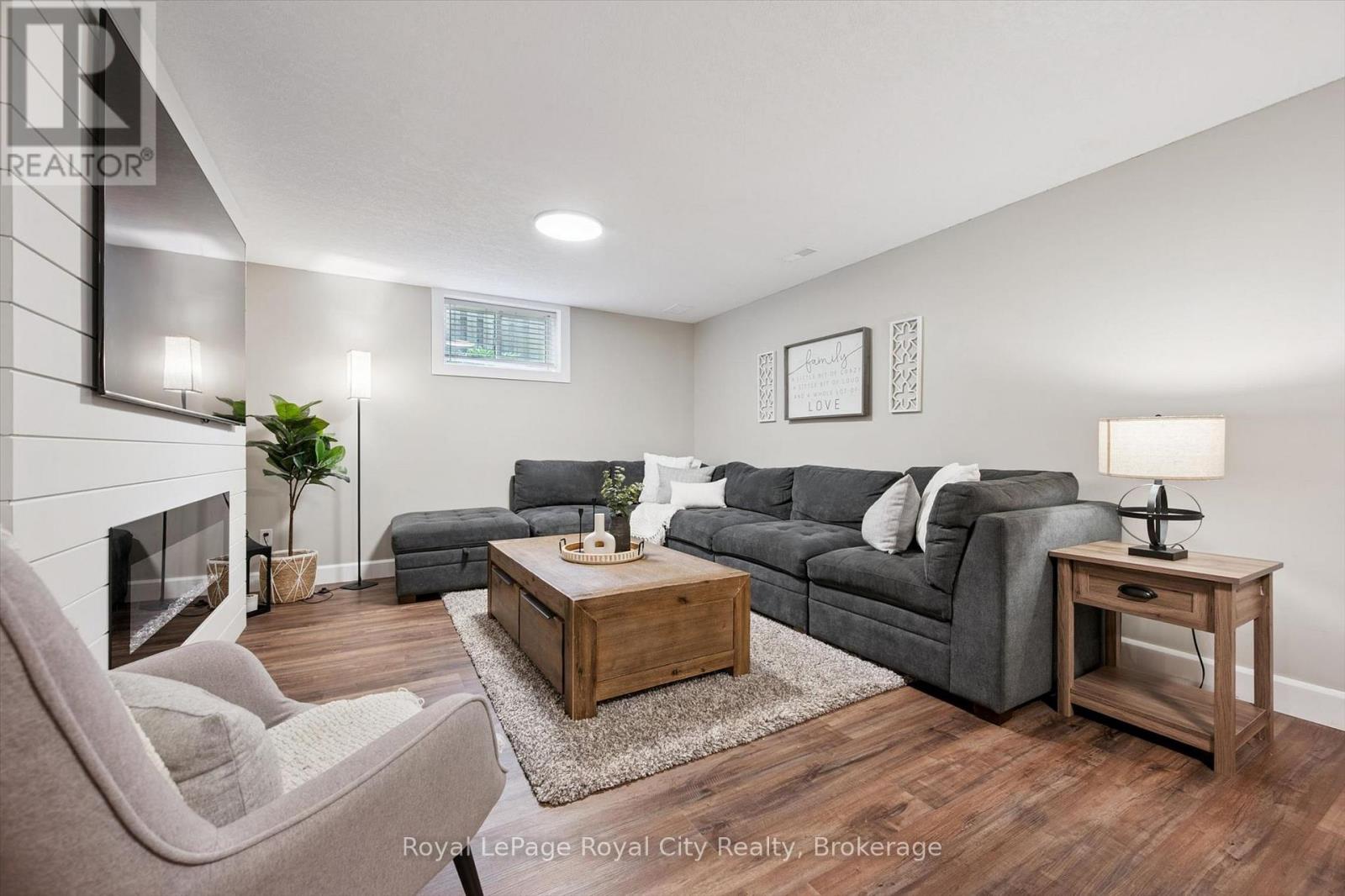 17 CARROLL CRESCENT - 32