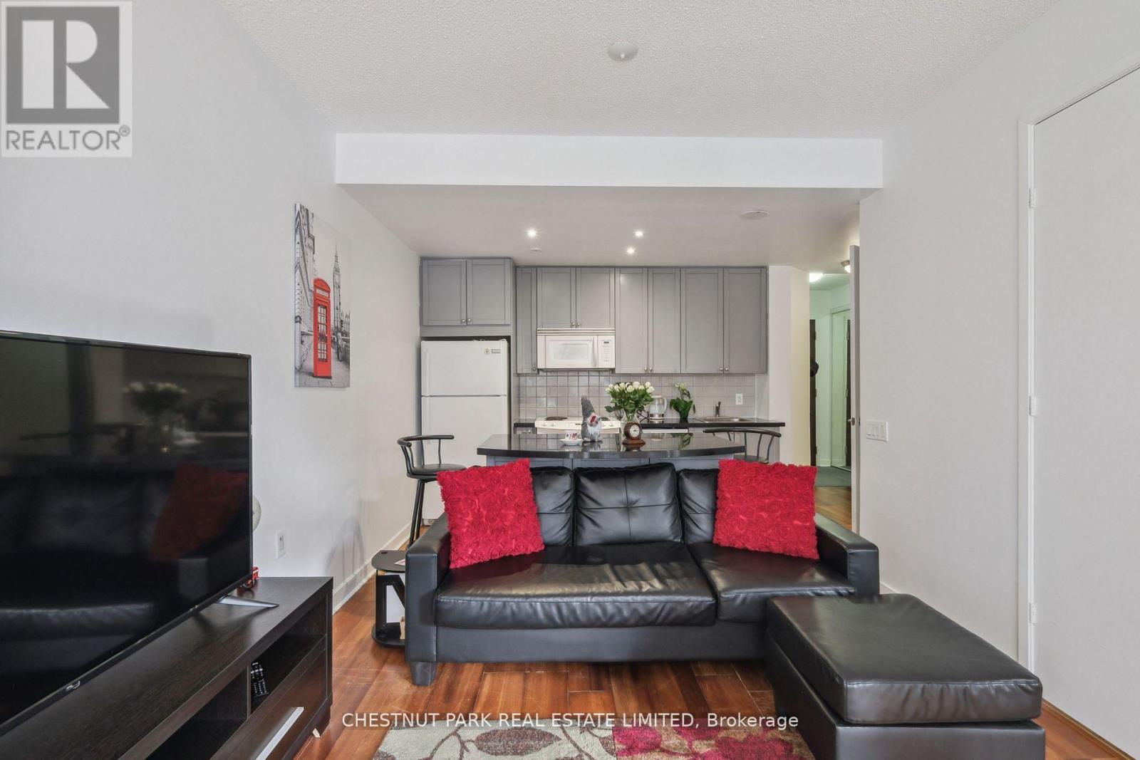#1014 85 BLOOR STREET E - 23