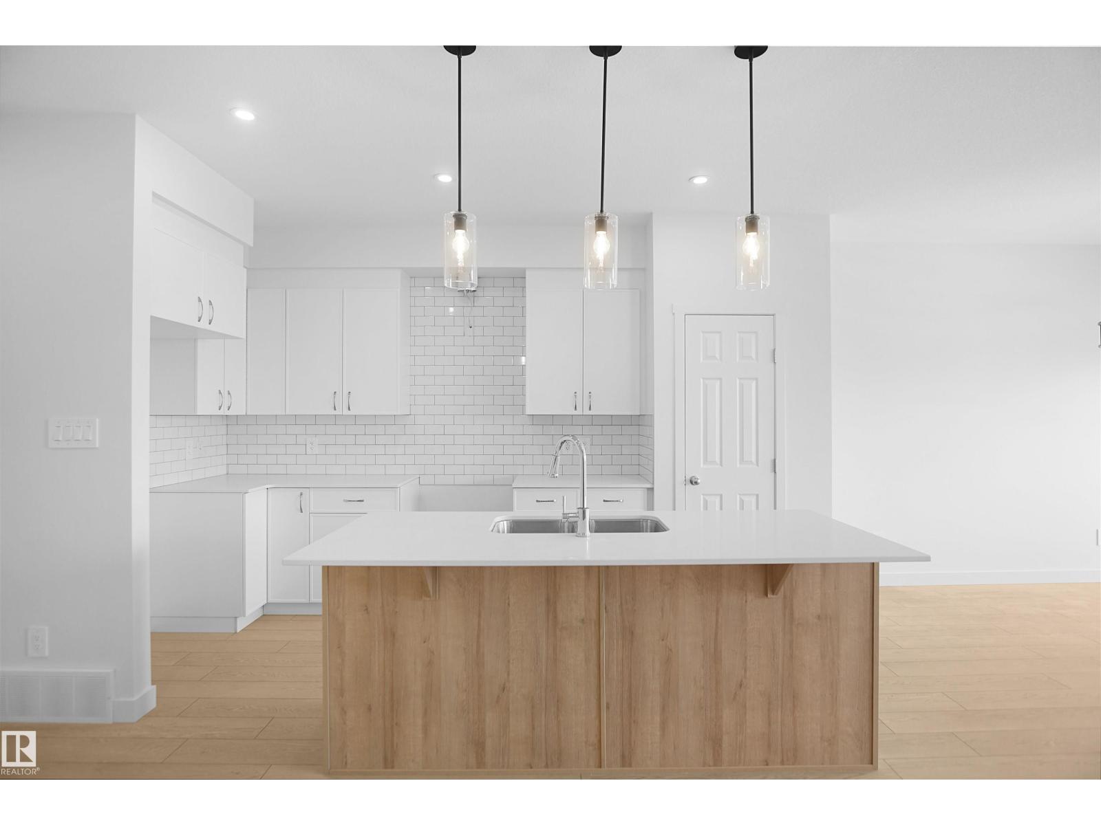 8504 183 AV NW - 12