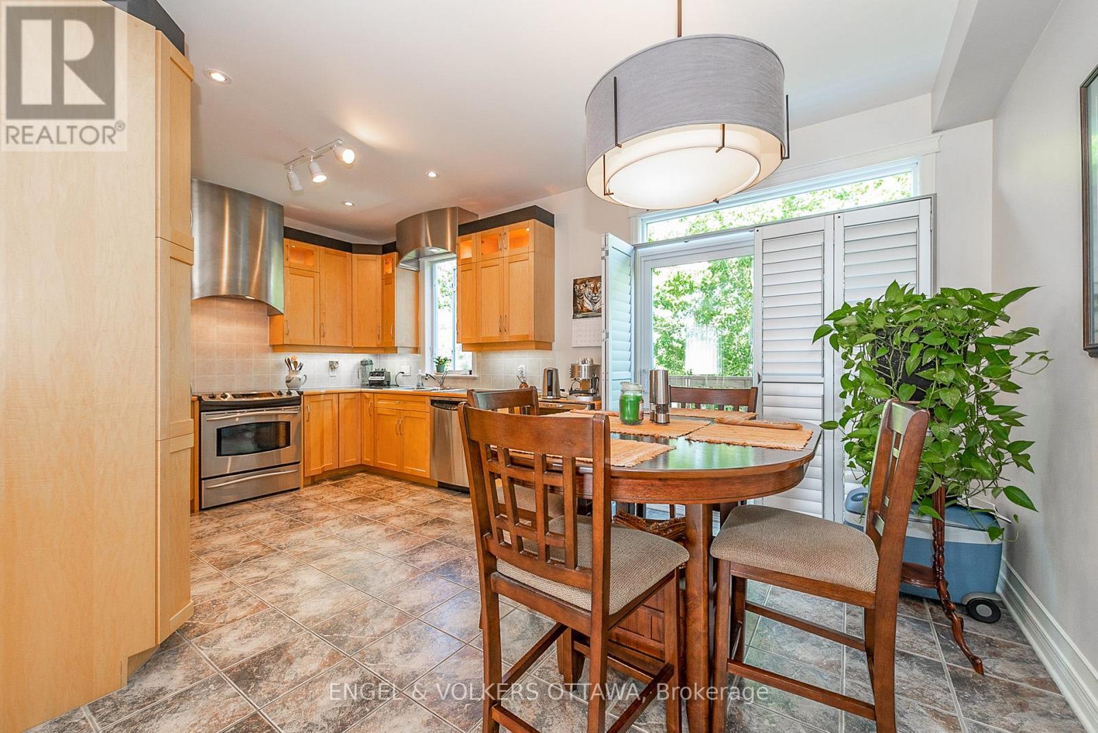 3 Bed, 3 Bath House for Sale in Ottawa – 210 WEST VILLAGE PRIVATE, Ottawa – MLS# X13532500 - Image 16