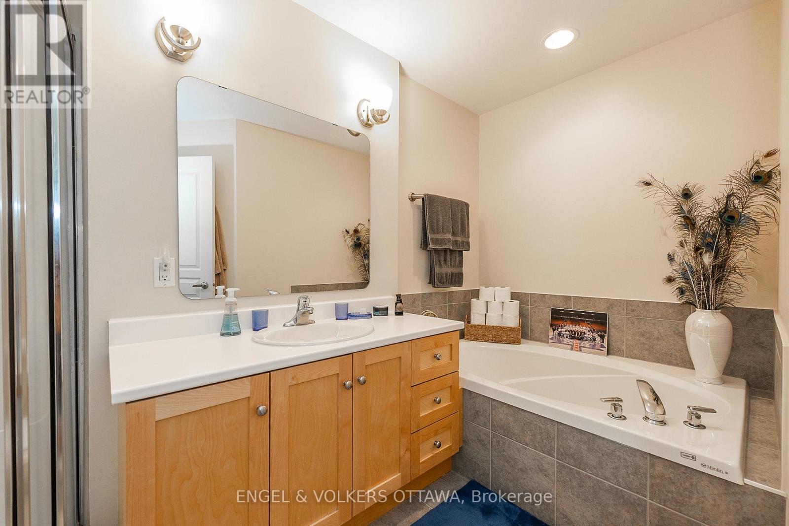 3 Bed, 3 Bath House for Sale in Ottawa – 210 WEST VILLAGE PRIVATE, Ottawa – MLS# X13532500 - Image 34