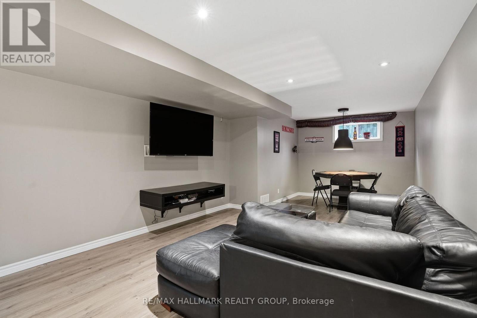 1028 LAVIOLETTE STREET - 28