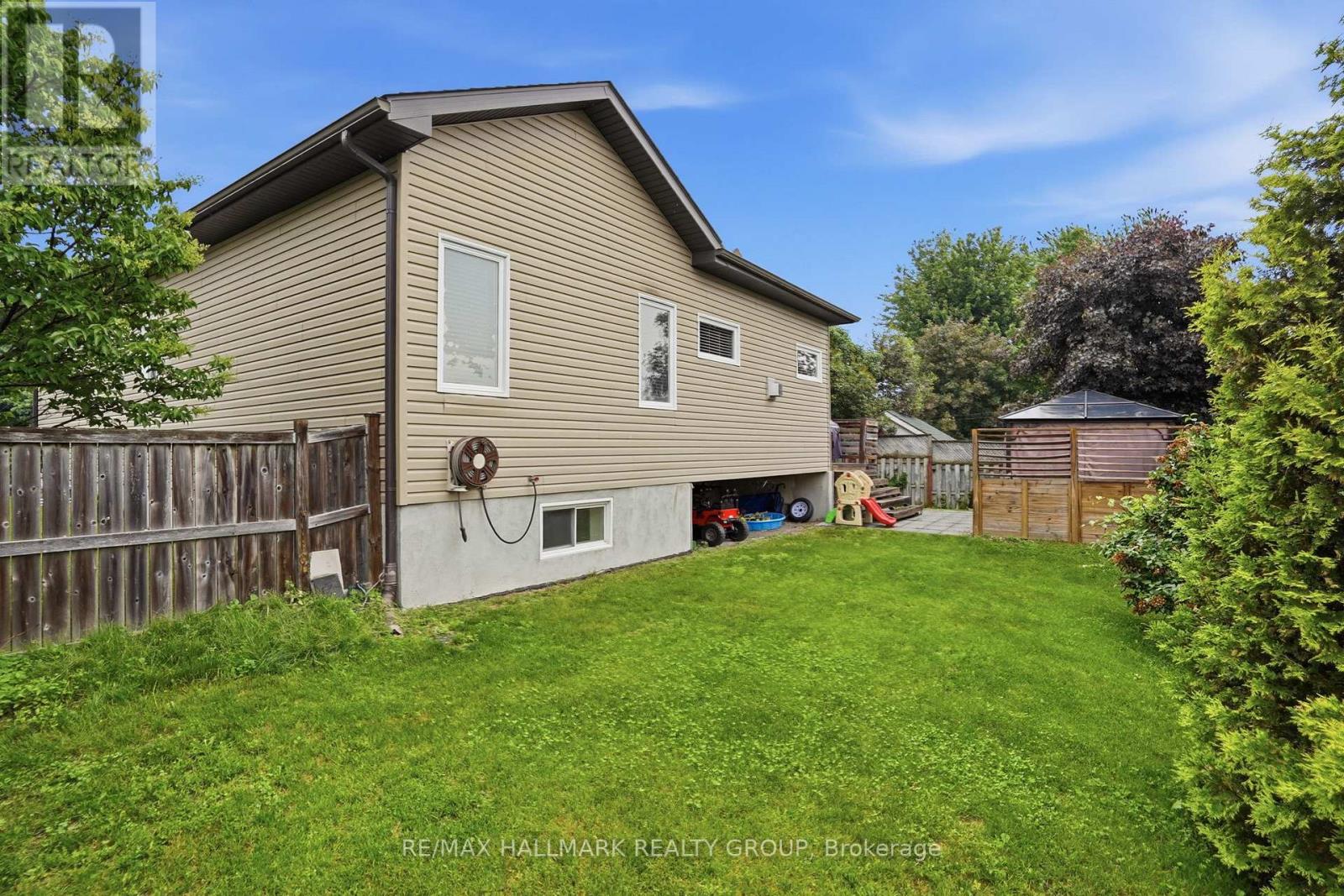 1028 LAVIOLETTE STREET - 32