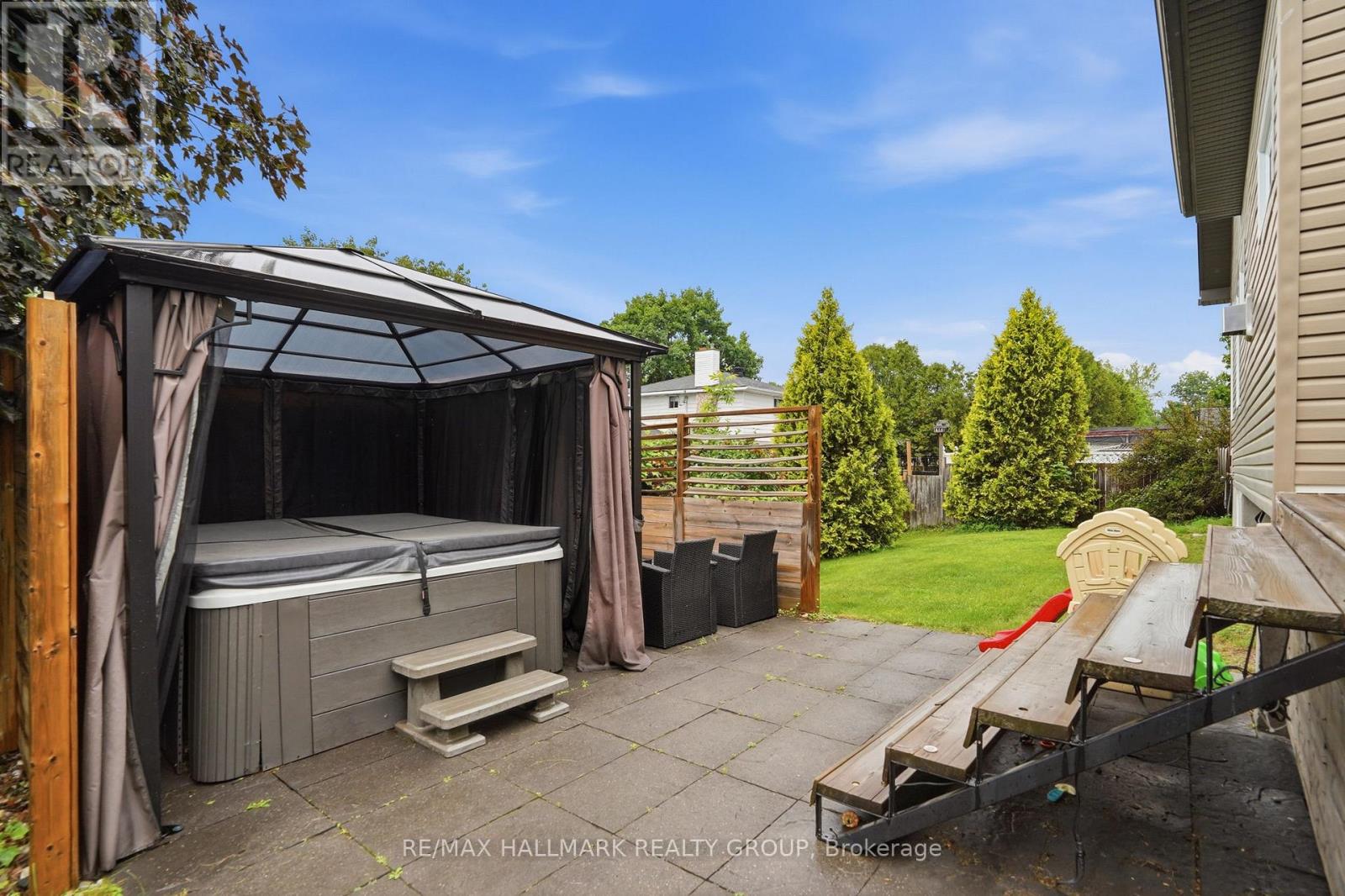 1028 LAVIOLETTE STREET - 36