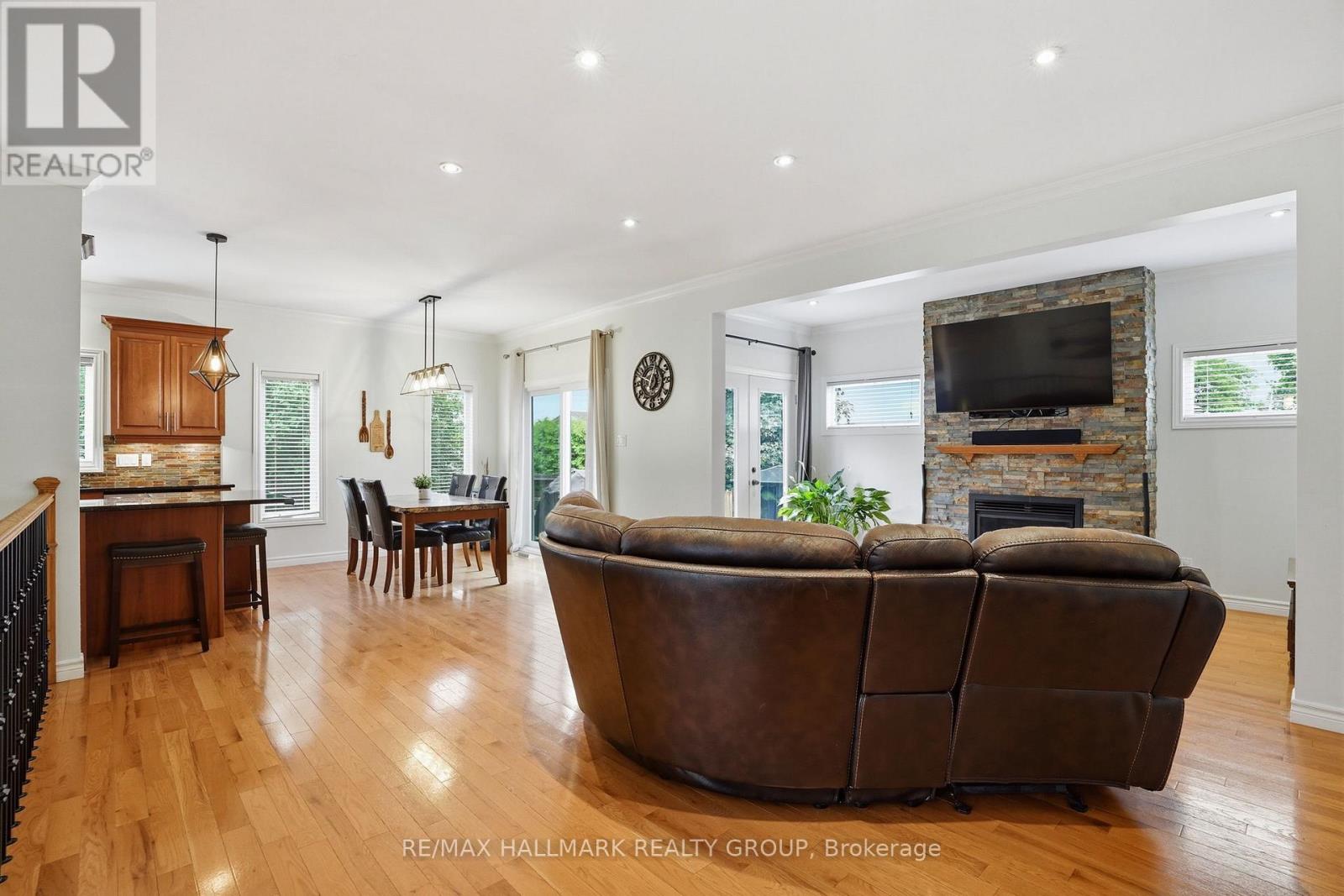 1028 LAVIOLETTE STREET - 4