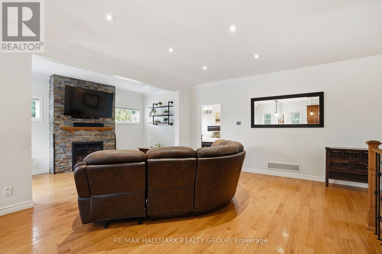1028 LAVIOLETTE STREET - 5