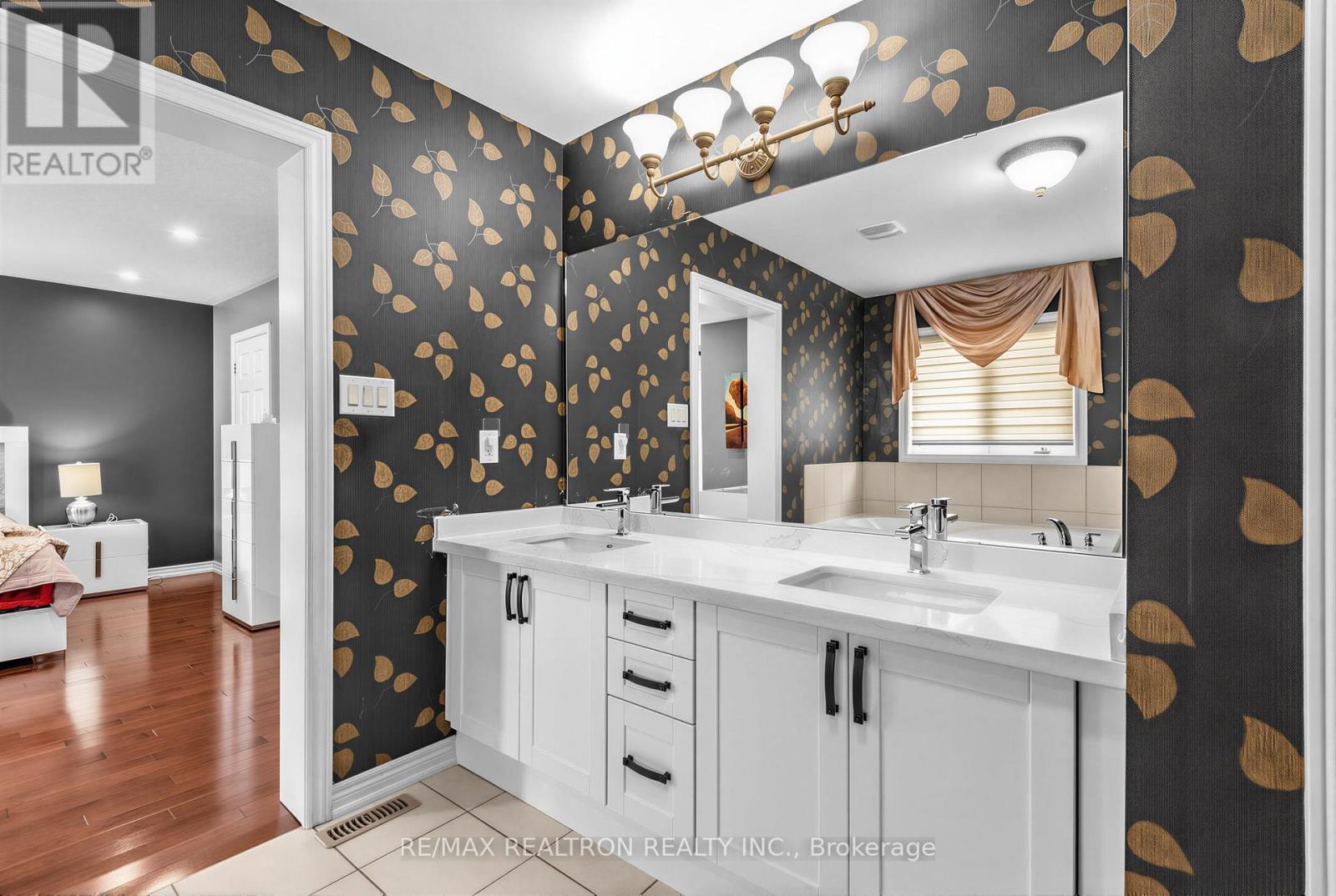 78 OAKBOROUGH DRIVE - 22