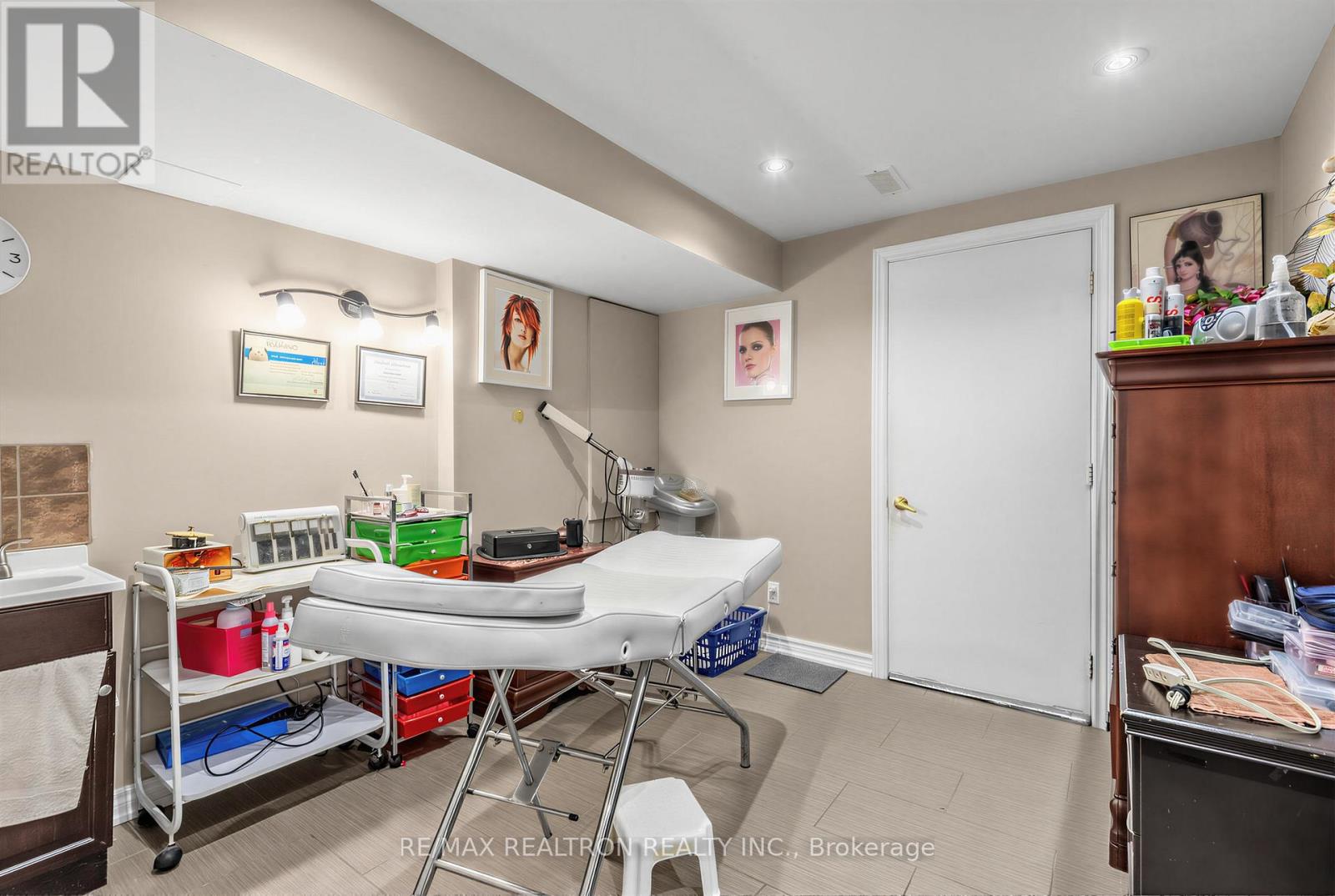 78 OAKBOROUGH DRIVE - 31