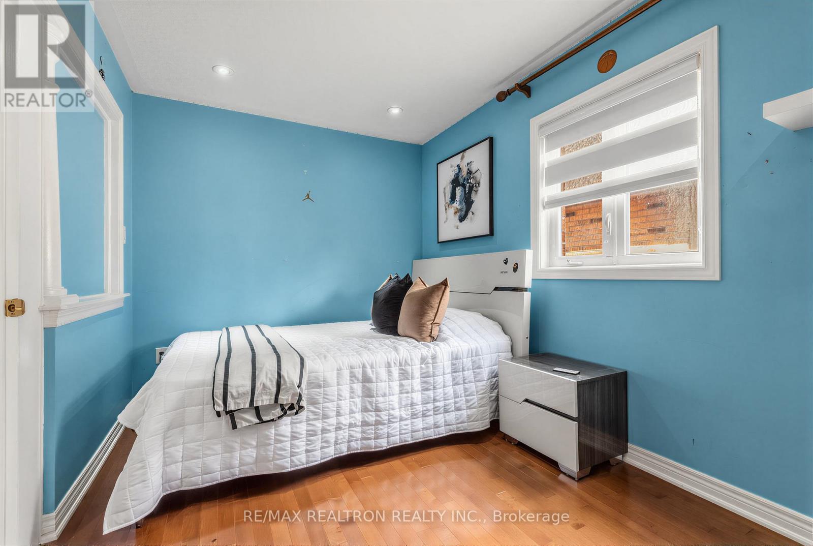 78 OAKBOROUGH DRIVE - 25