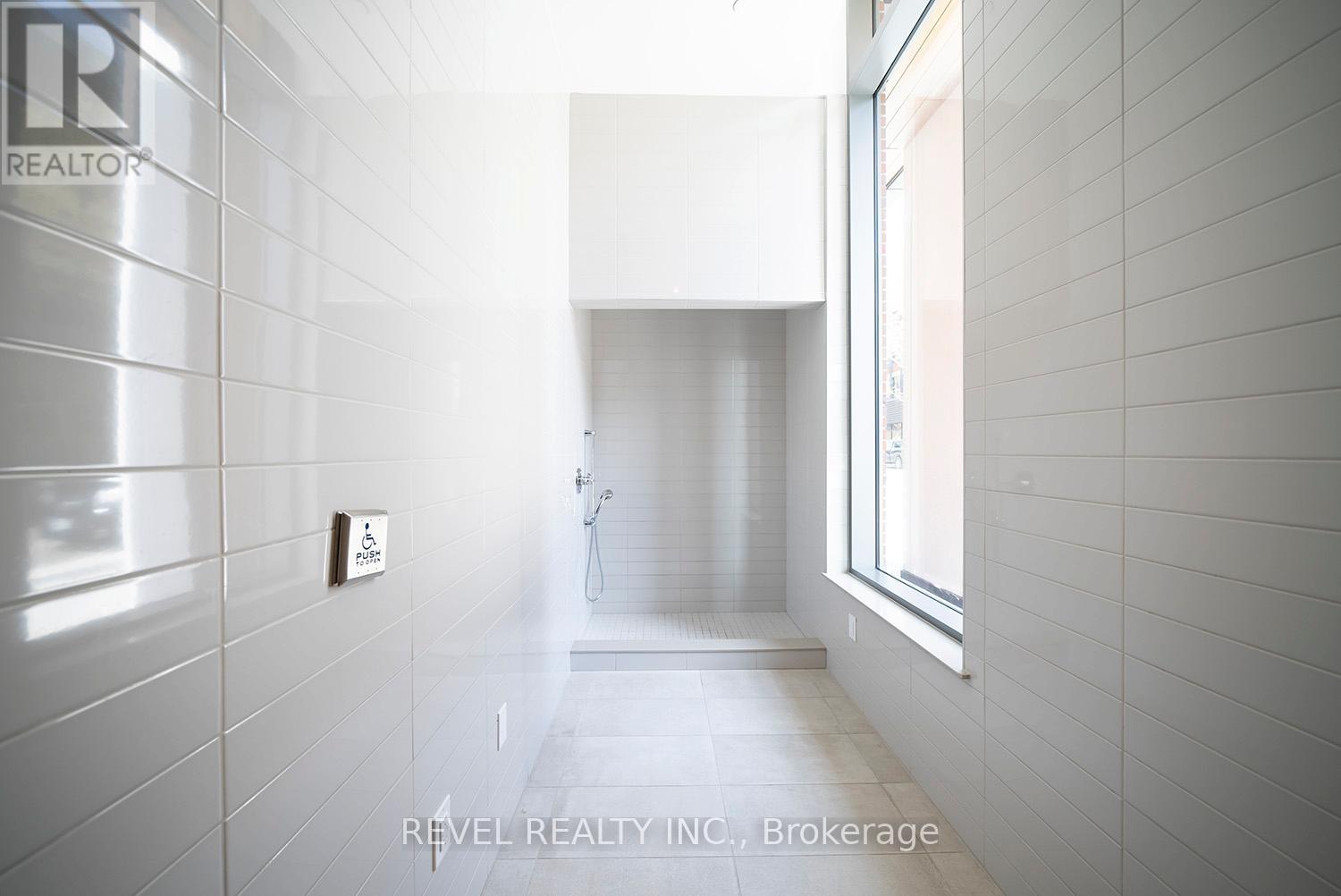 #823 212 KING WILLIAM STREET - 21