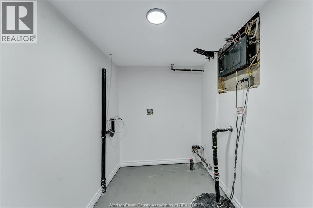 2390 PRINCESS AVENUE - 32