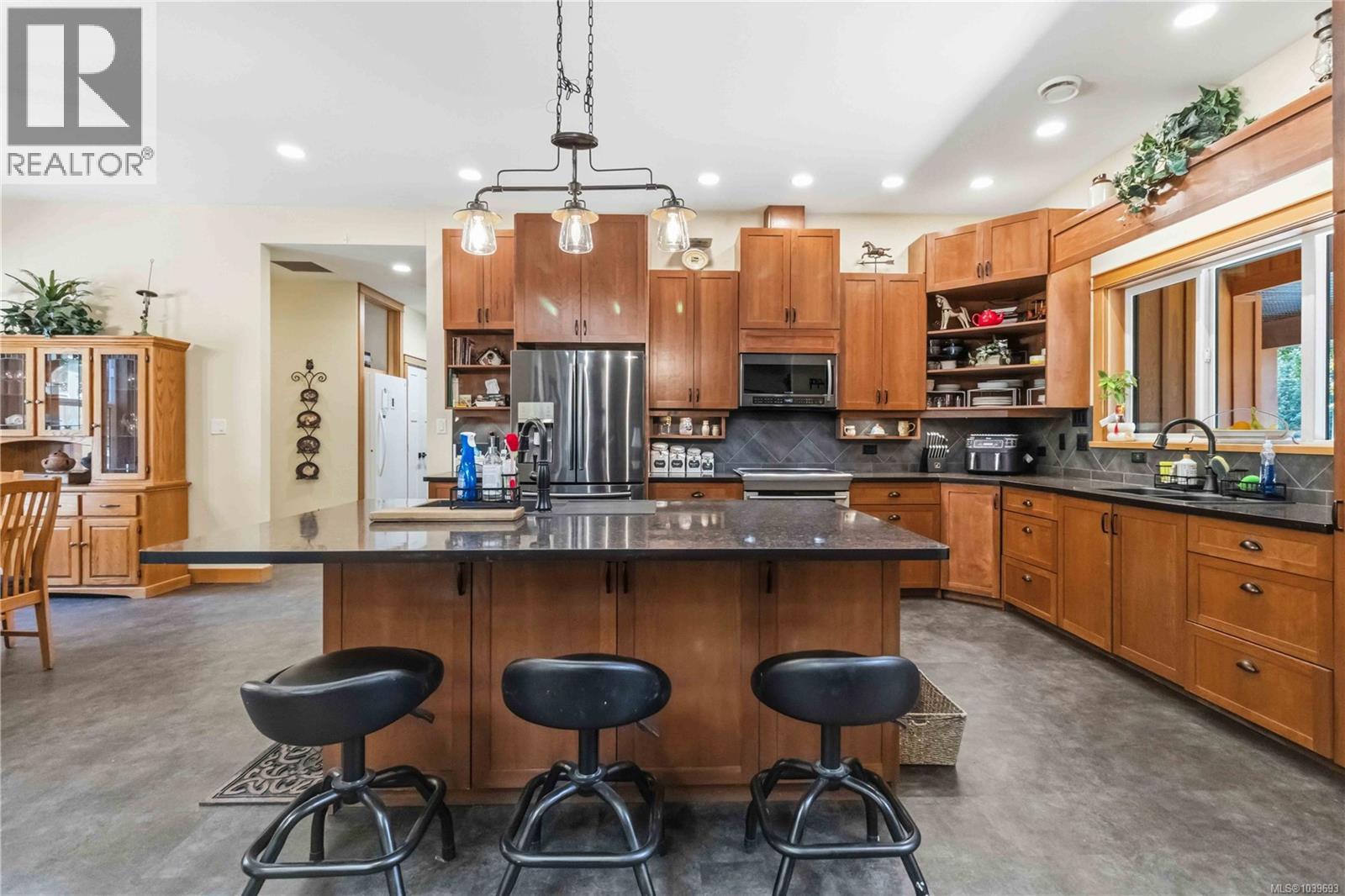 5480 Sooke Rd - 18