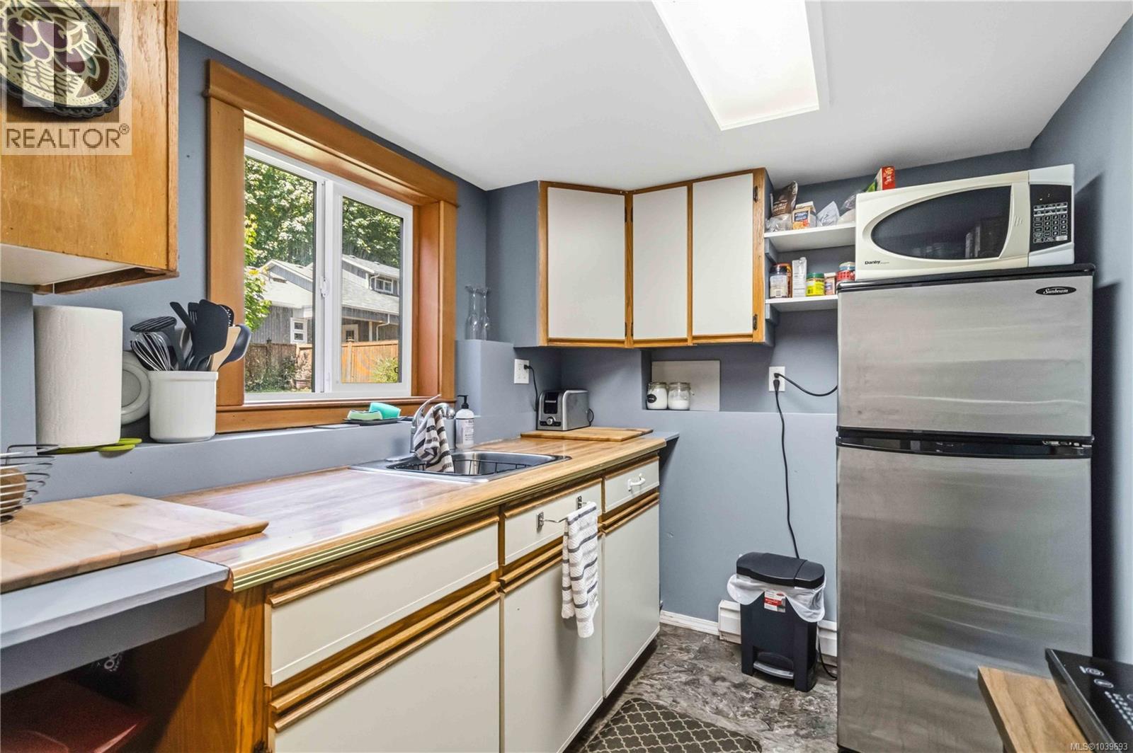 5480 Sooke Rd - 30