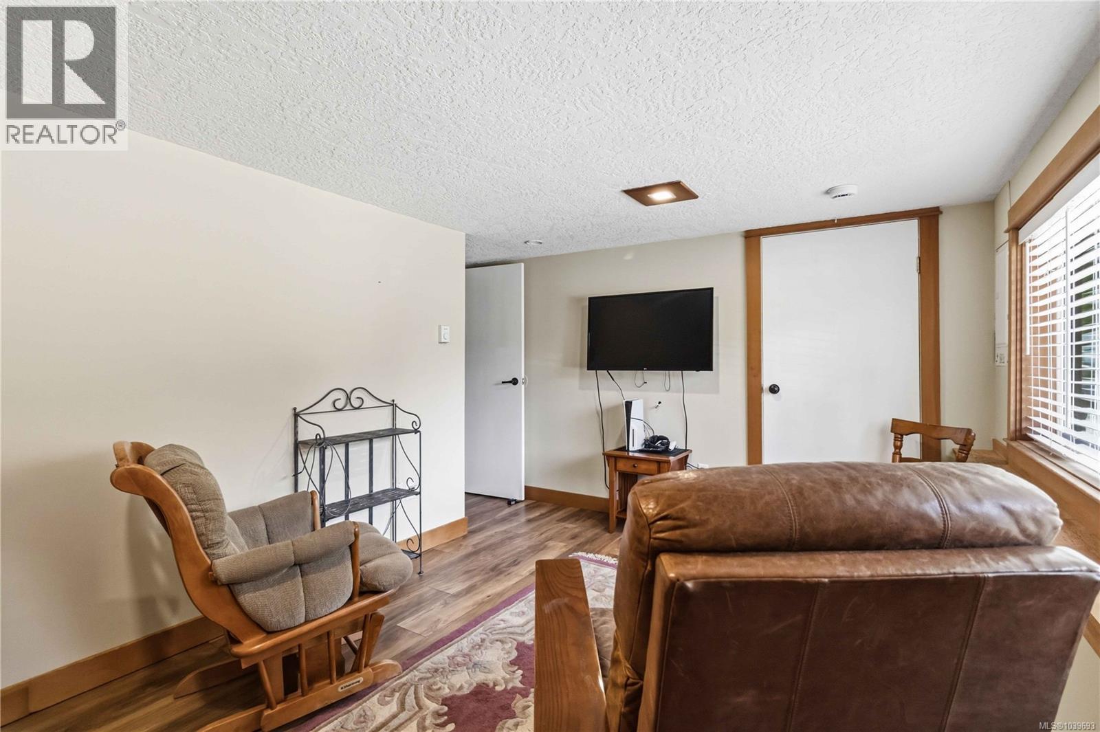 5480 Sooke Rd - 27