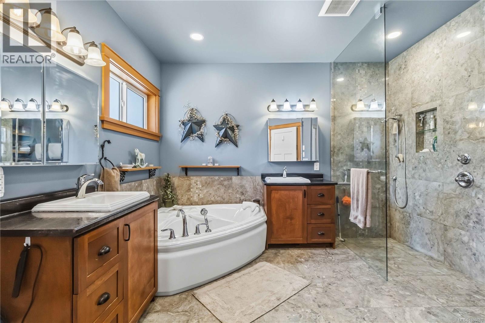 5480 Sooke Rd - 25