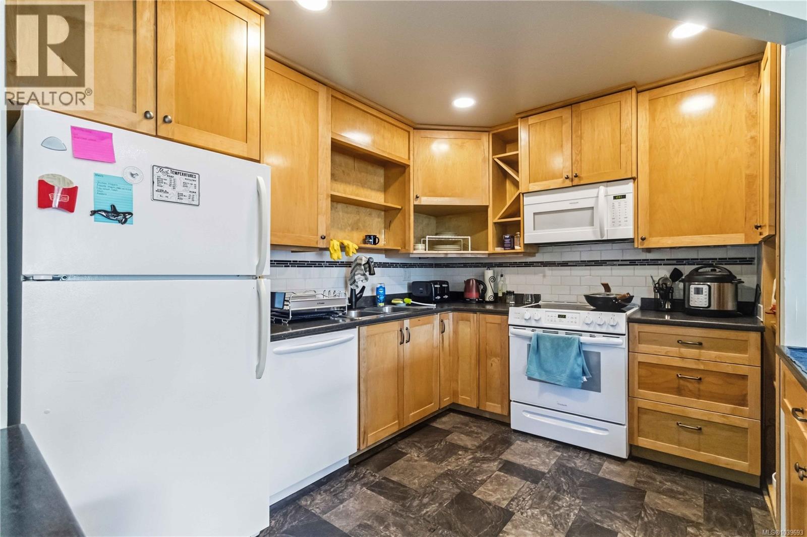 5480 Sooke Rd - 35