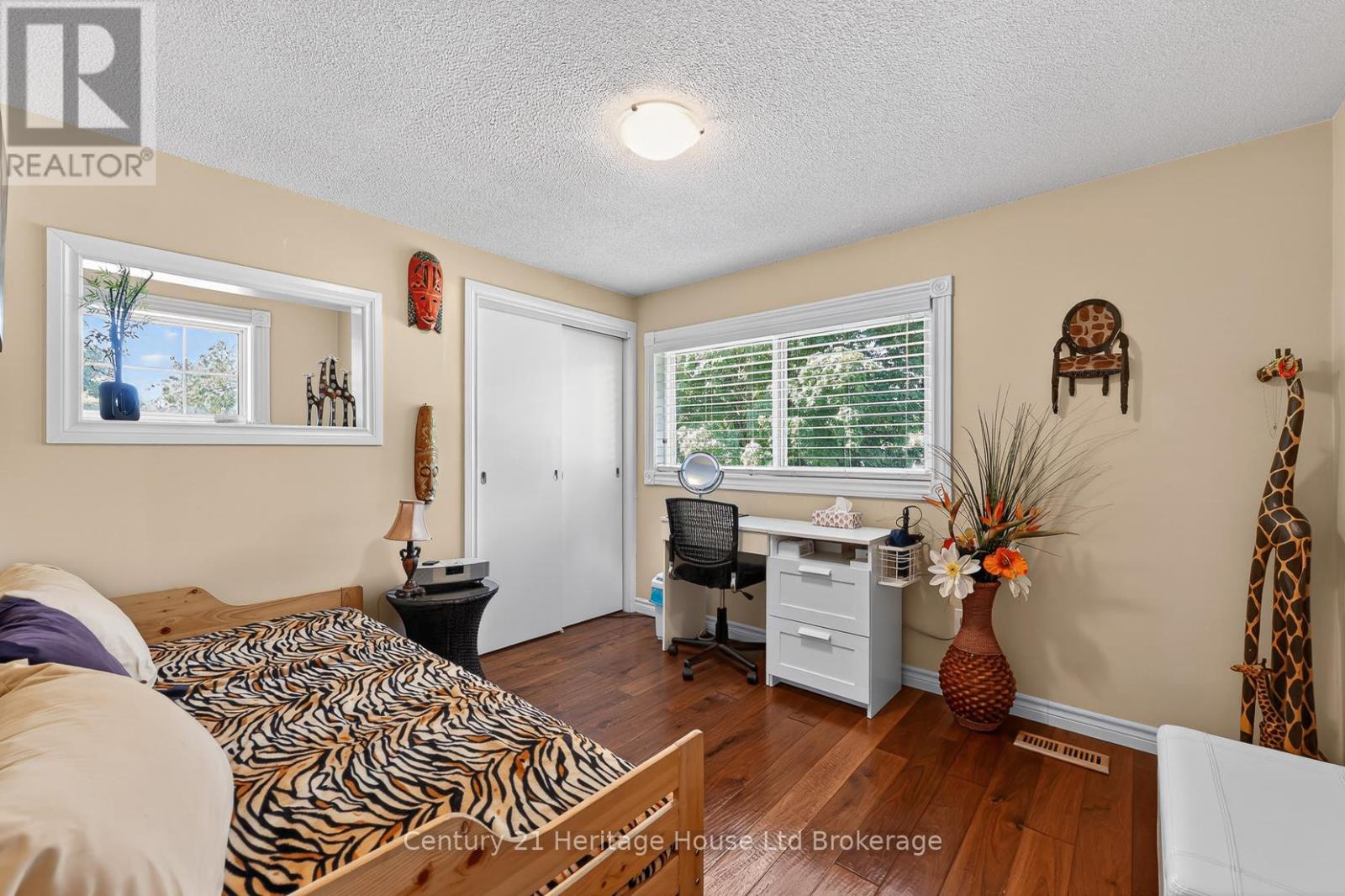 12 JUBILEE PLACE - 22