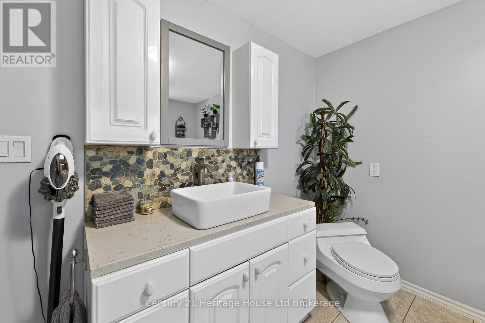 12 JUBILEE PLACE - 27