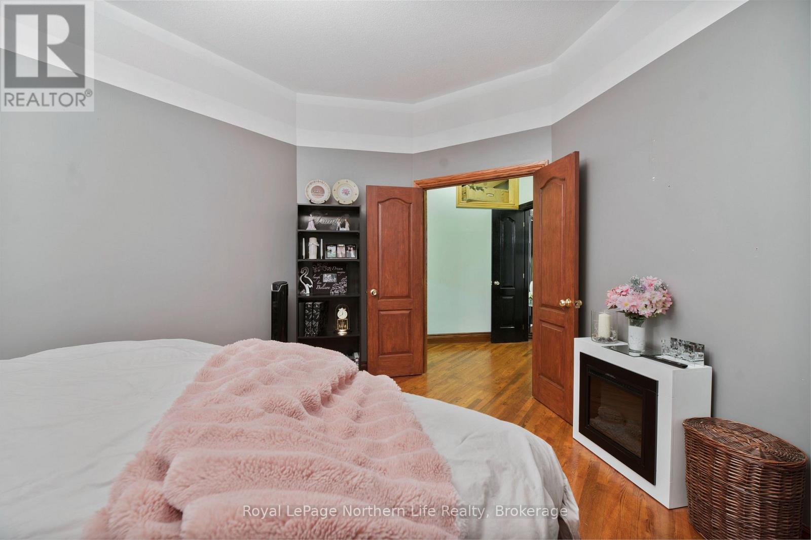 421 COLLINS DRIVE - 19