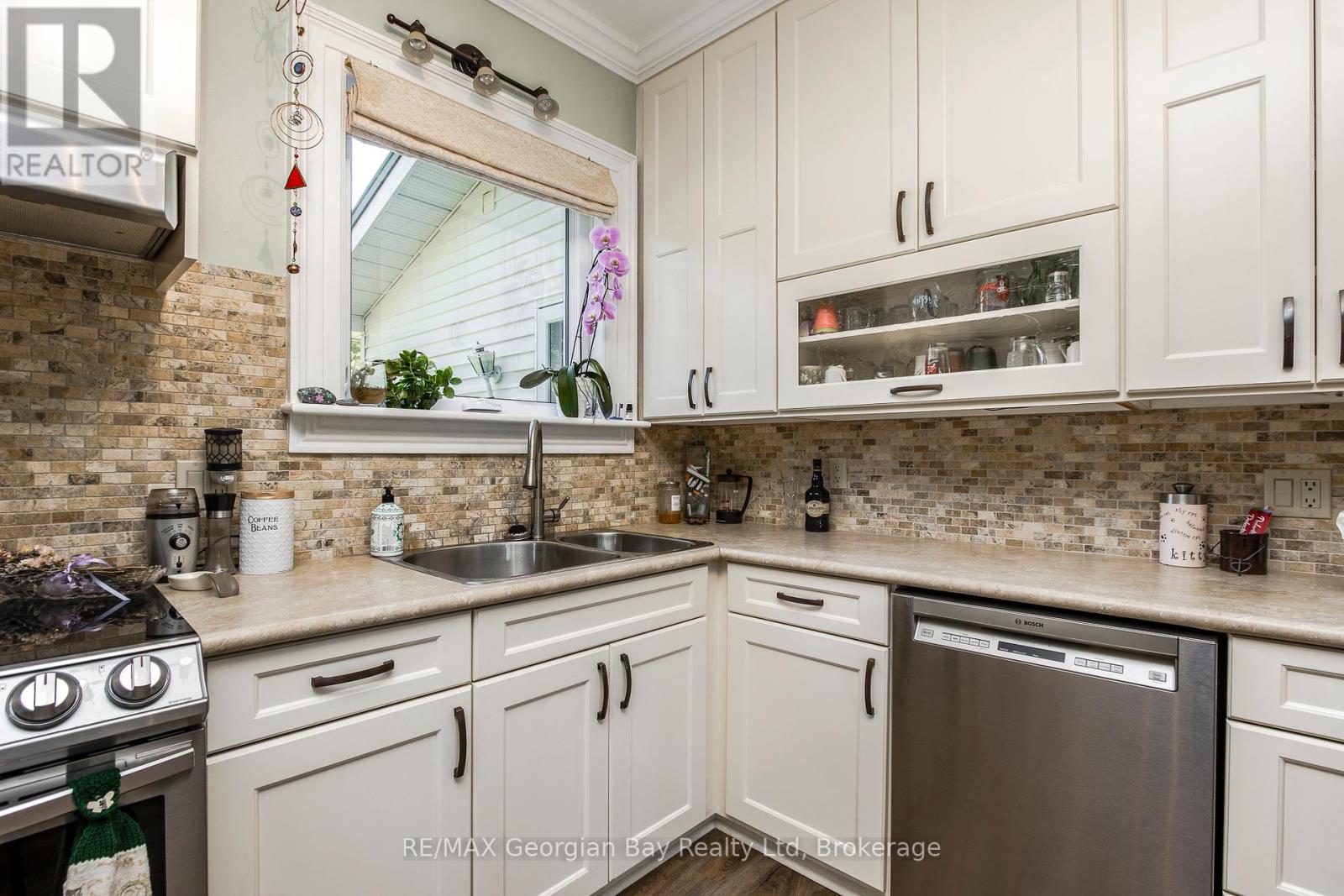 305 LINDSAY STREET E - 18