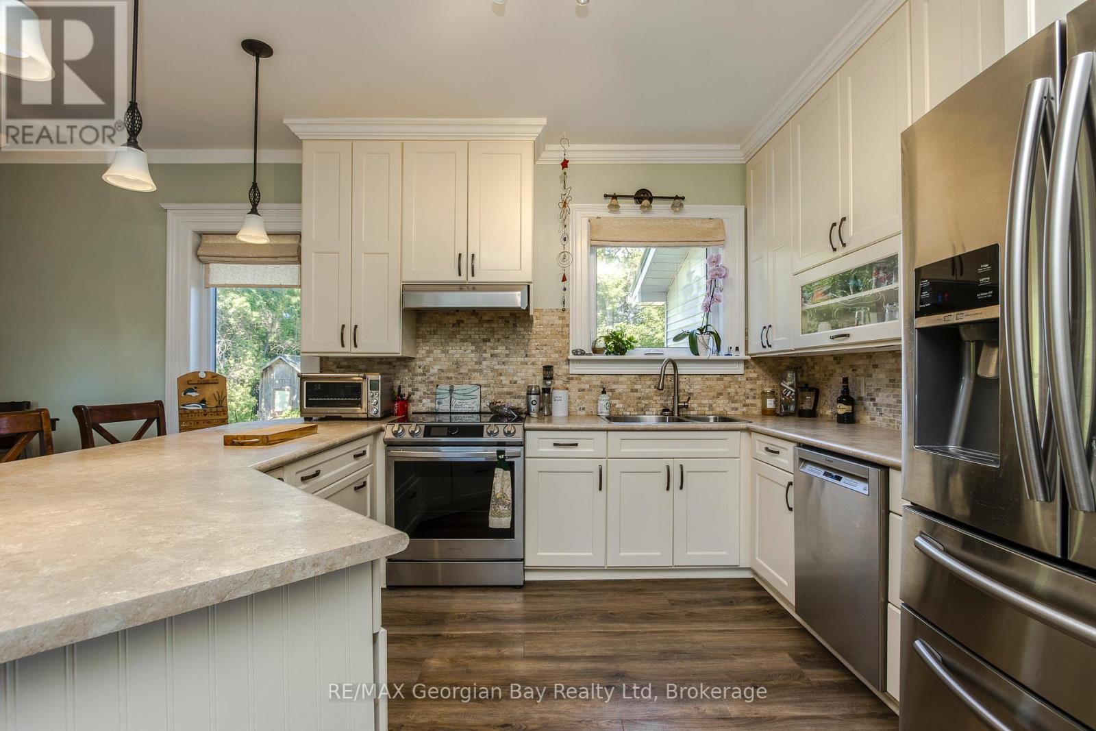 305 LINDSAY STREET E - 19