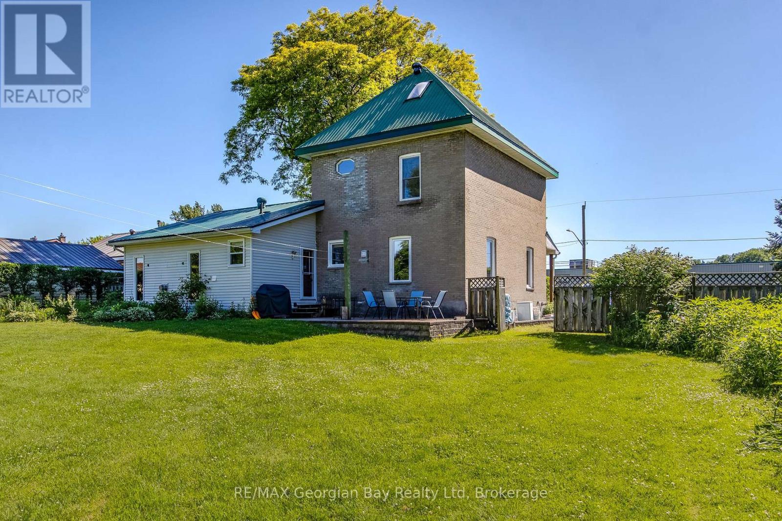 305 LINDSAY STREET E - 2