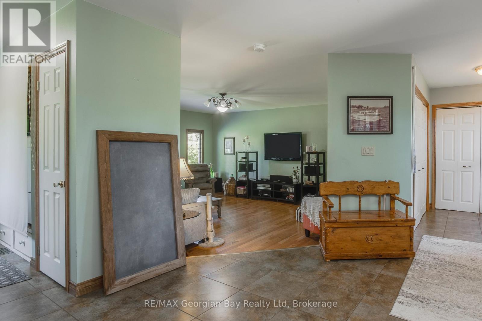 305 LINDSAY STREET E - 21