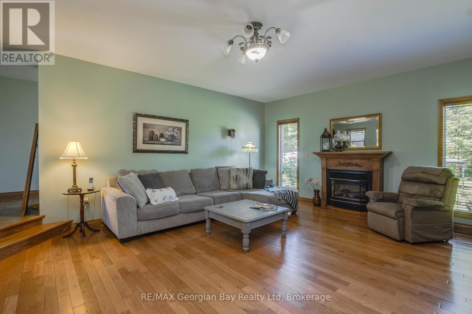 305 LINDSAY STREET E - 26
