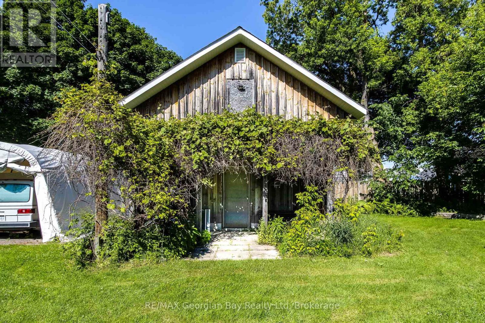 305 LINDSAY STREET E - 36
