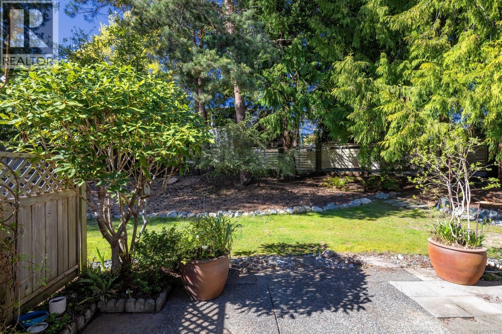 #21 5156 Cordova Bay Rd - 18