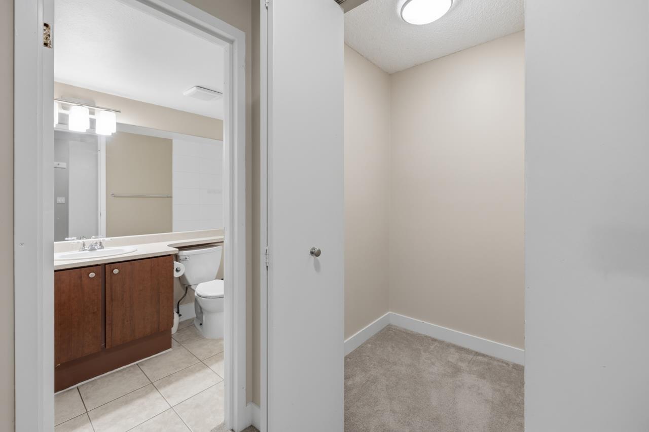 210 5700 200TH STREET, Langley