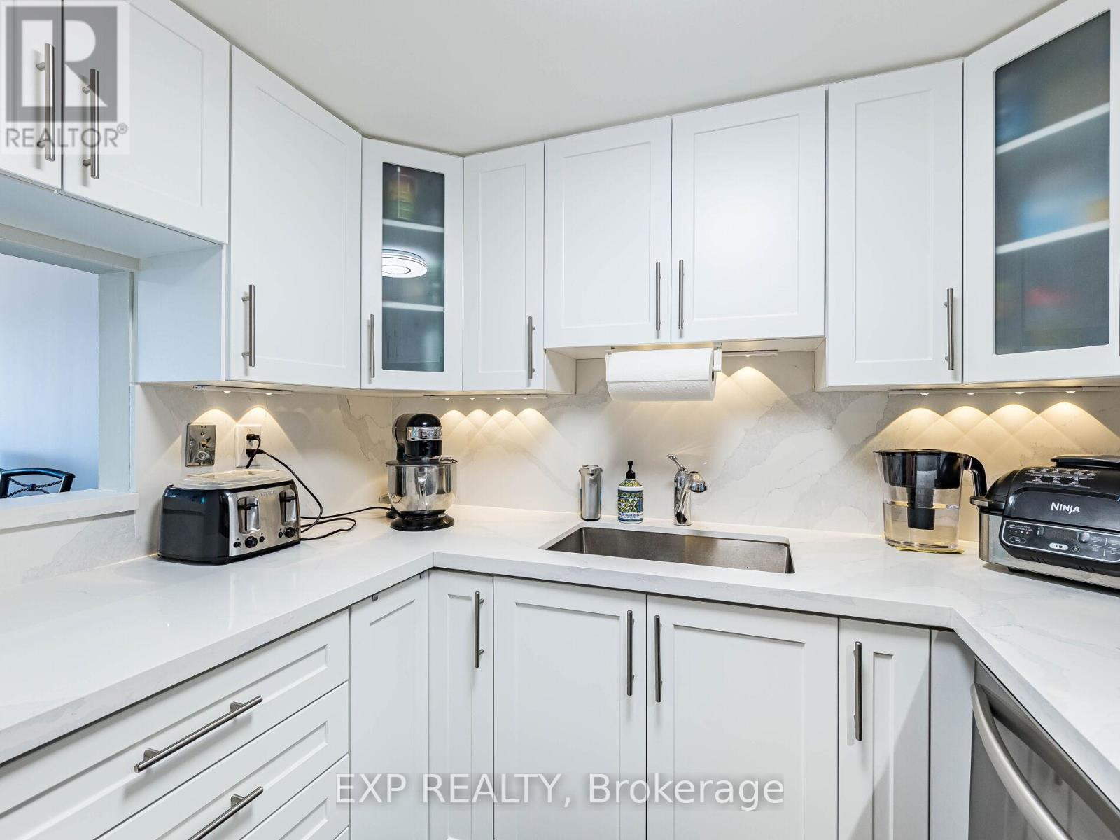 #907 25 AGNES STREET - 10