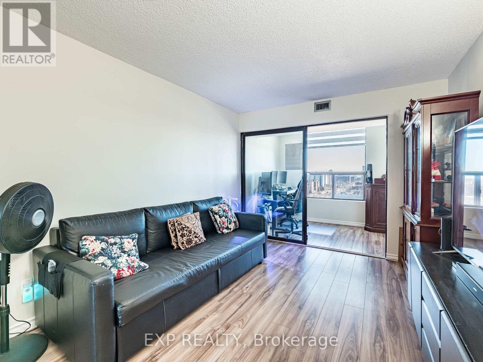 #907 25 AGNES STREET - 12