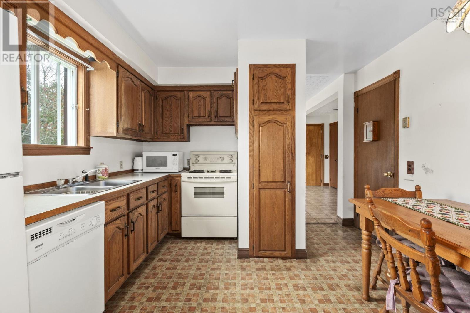 2395 St. Margarets Bay Road - 11
