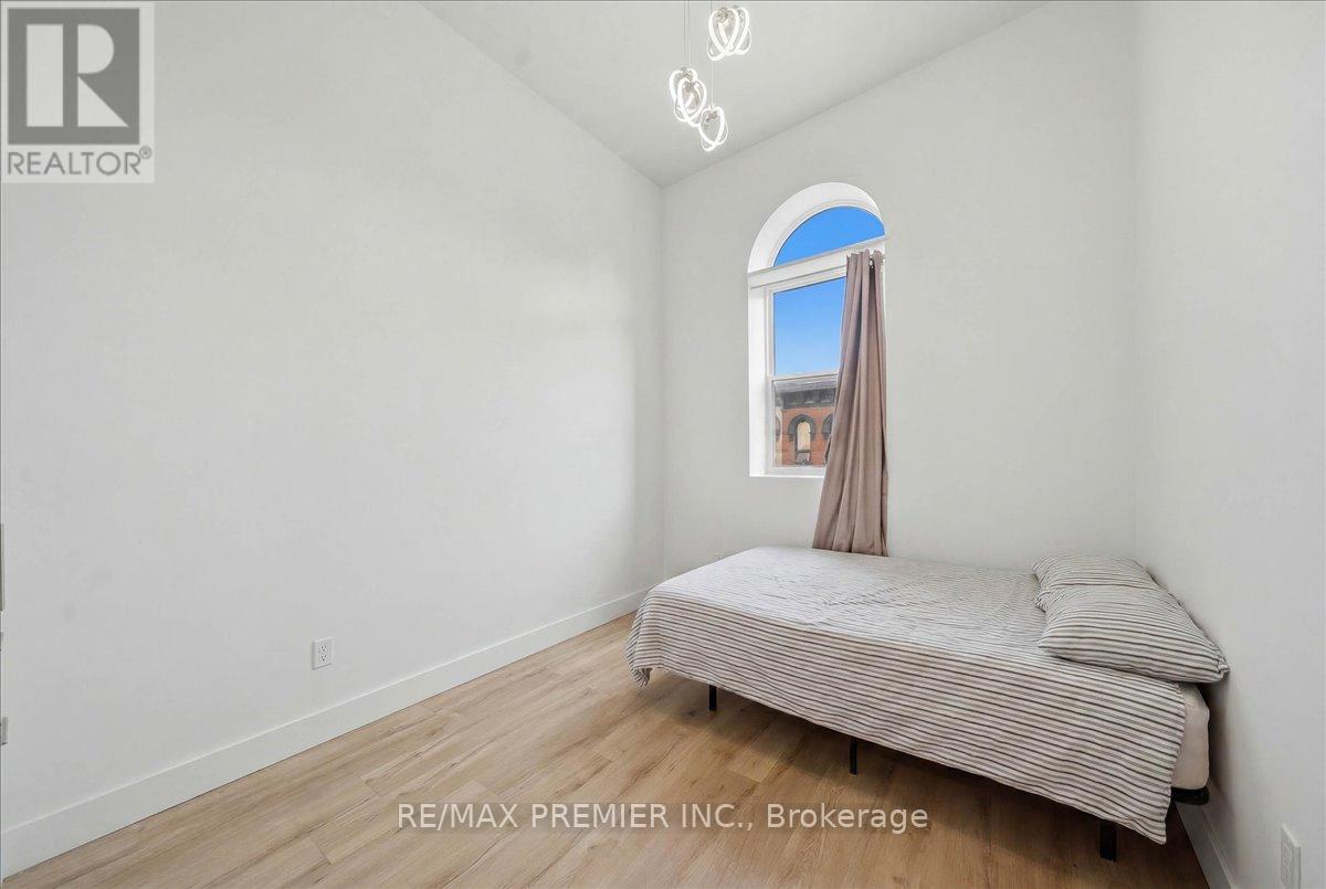 184 KING STREET E - 16