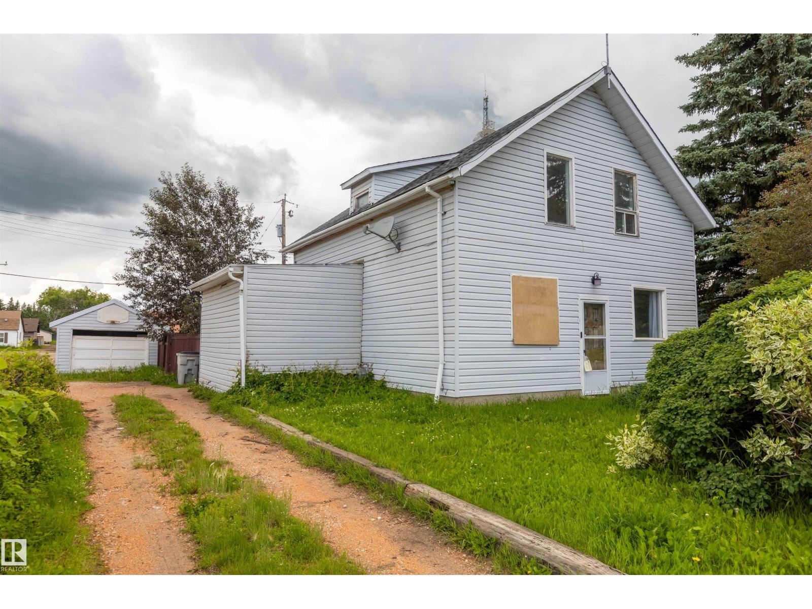 5016 49 ST - 1