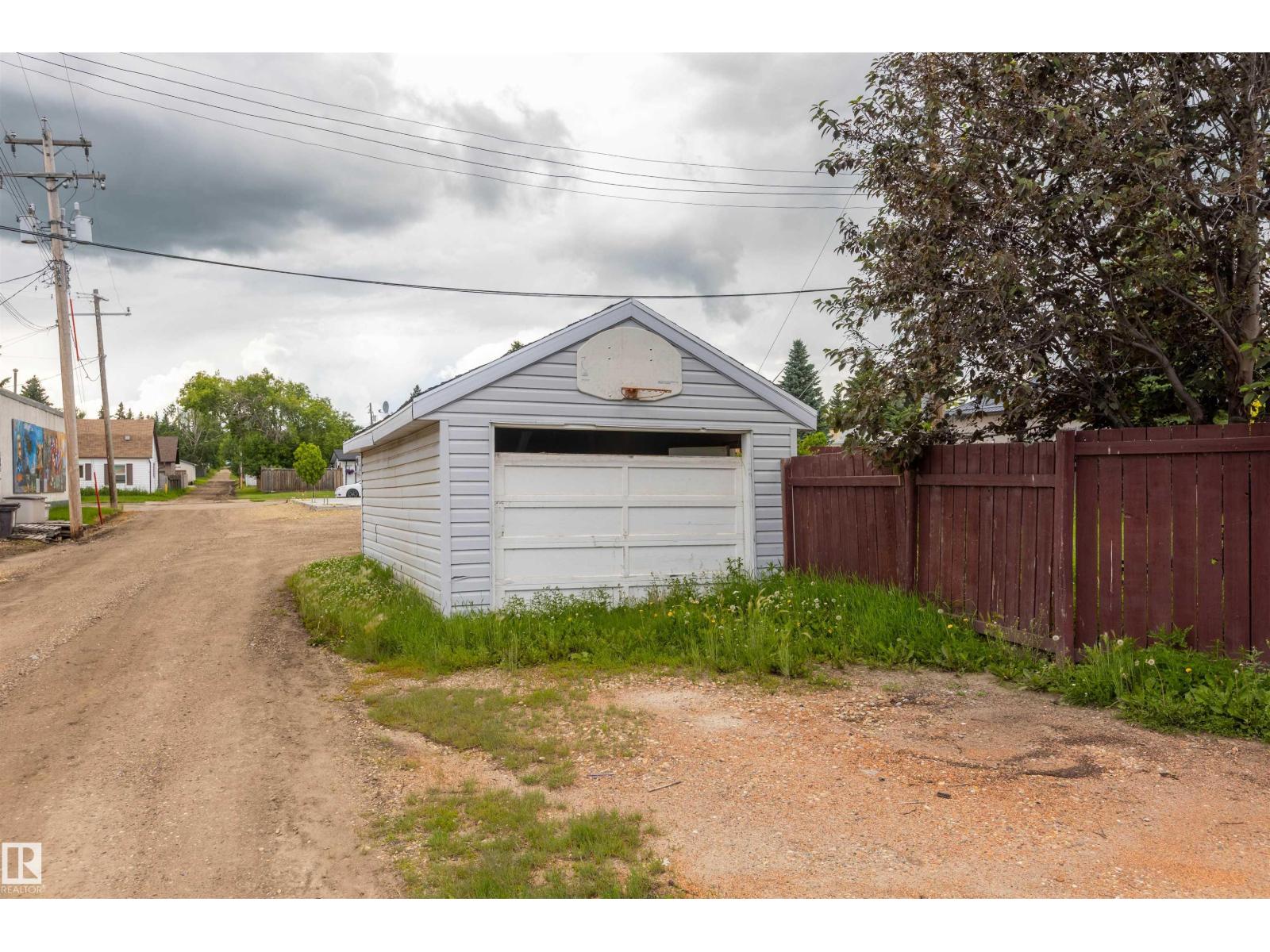 5016 49 ST - 18