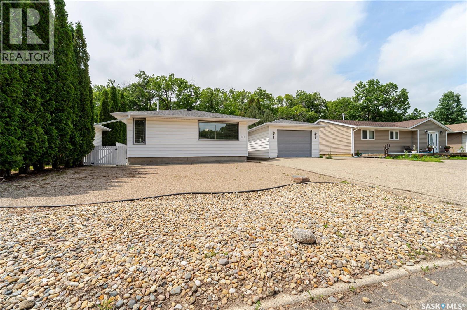 1014 Hopkins CRESCENT - 1