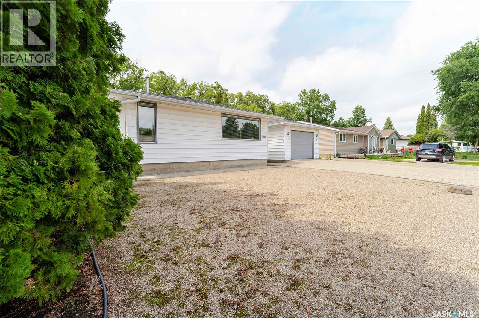 1014 Hopkins CRESCENT - 2