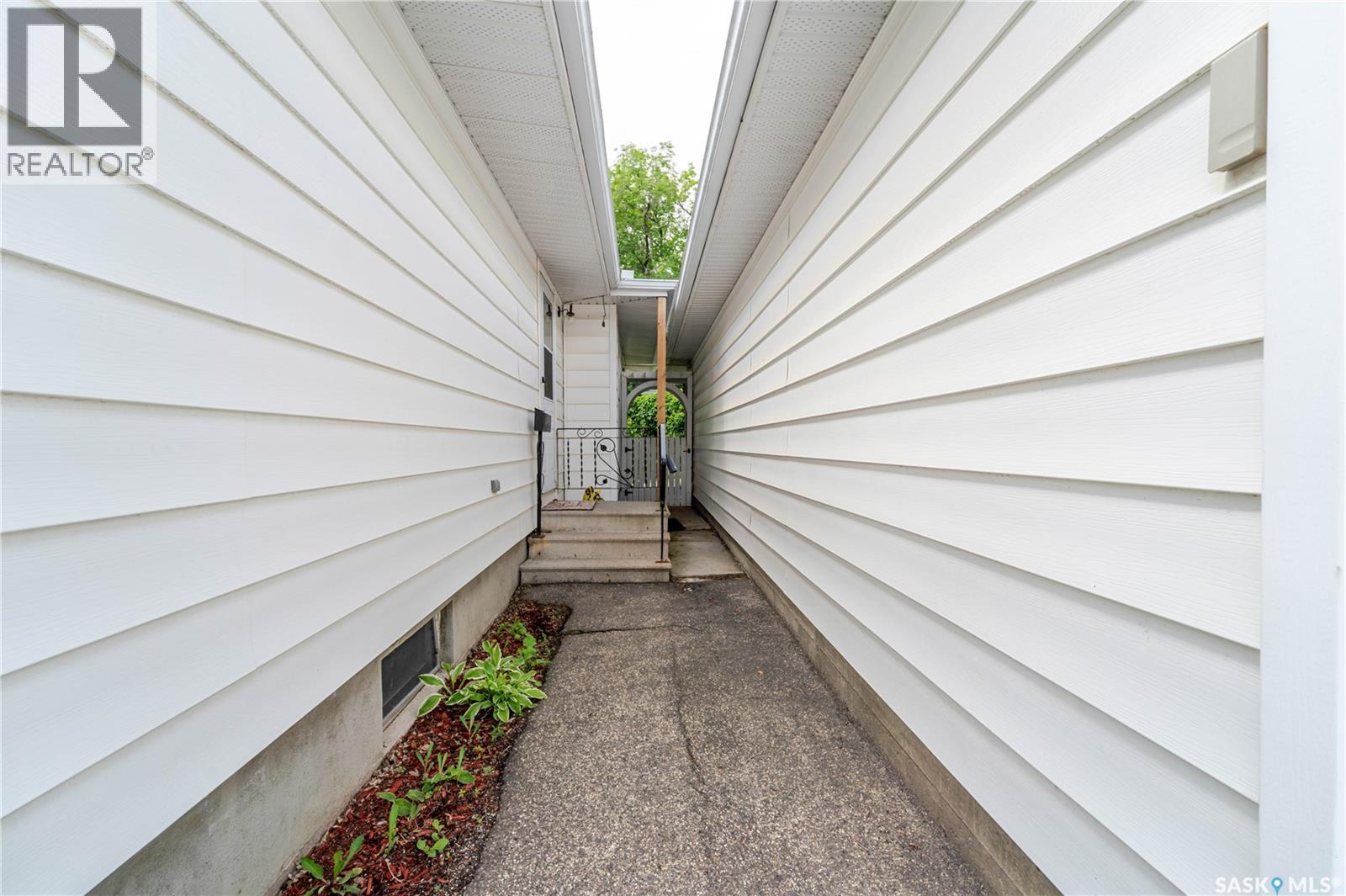 1014 Hopkins CRESCENT - 3