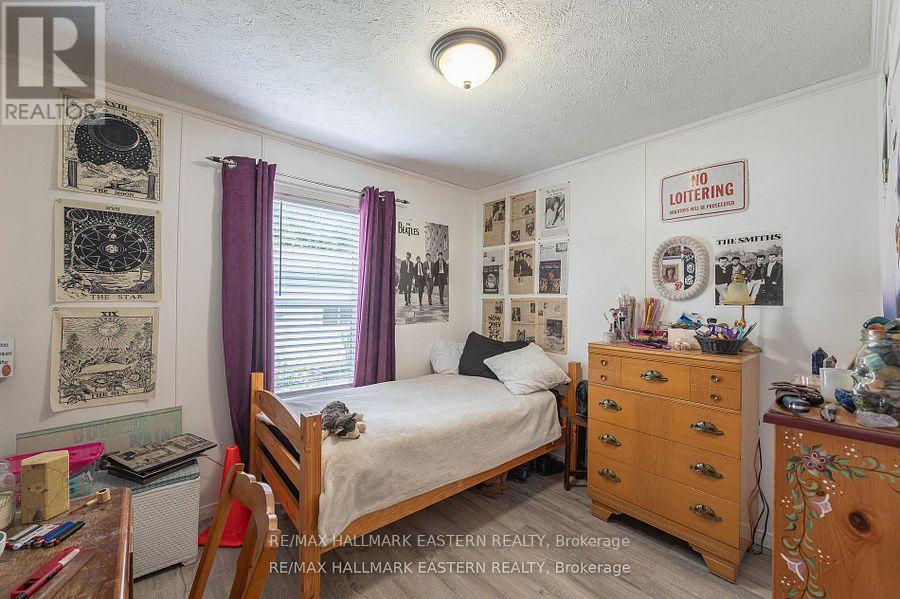 6 HILLVIEW DRIVE - 10